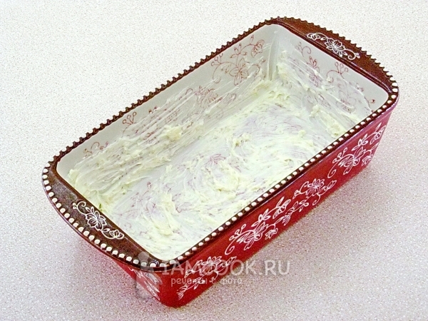 Смазать форму маслом