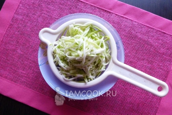 Слить жидкость с кабачка