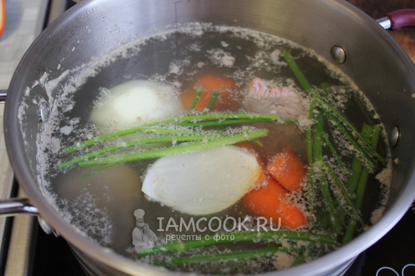 Добавить лук, морковь и зелень