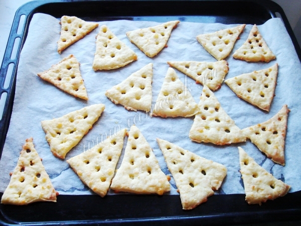 Выпекаем крекеры с сыром