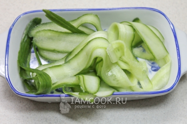 Нарезанный лентами огурец