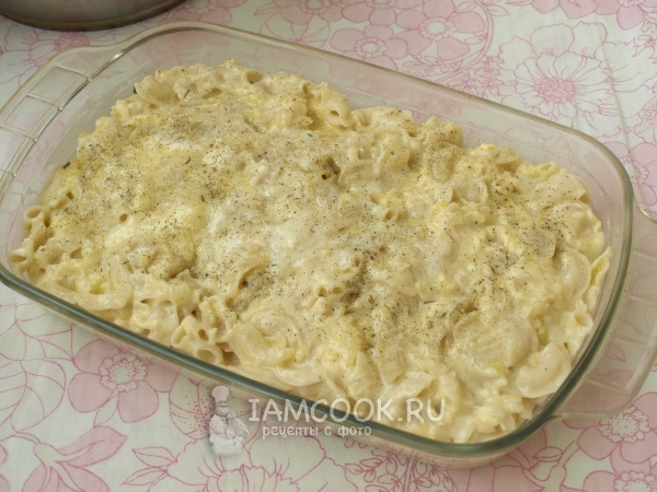 Полить макароны сырным соусом
