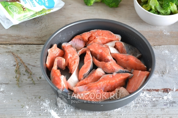 Уложить рыбу в форму