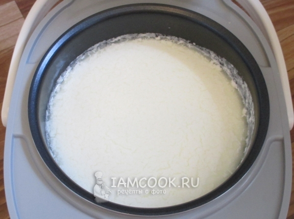 Влить воду с лимонной кислотой и порошком таблетки