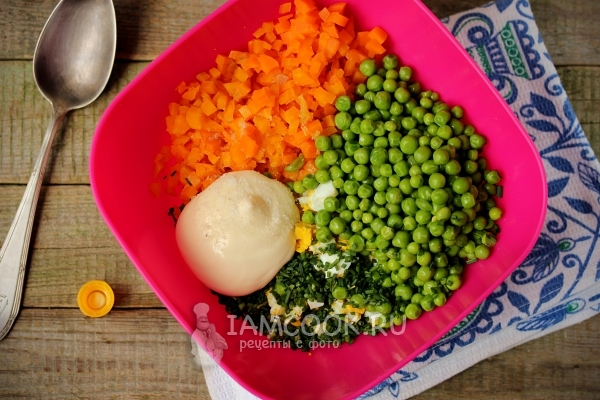 Смешать все ингредиенты для салата