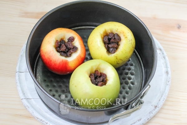 Положить в яблоки изюм