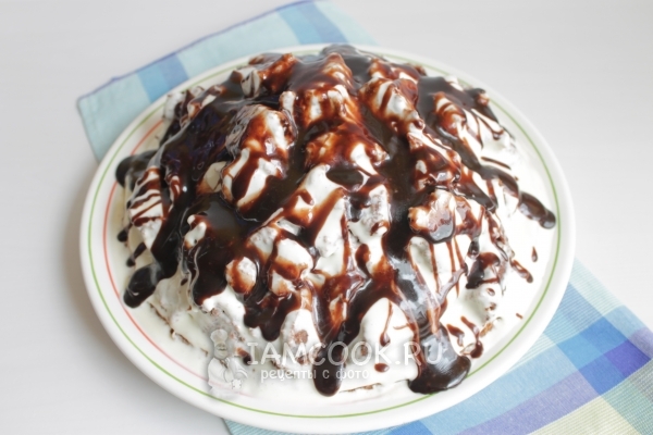 Полить торт глазурью