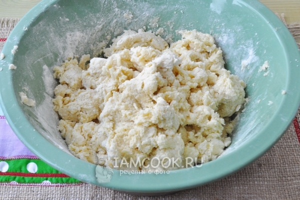 Соединить яйца и мучную смесь