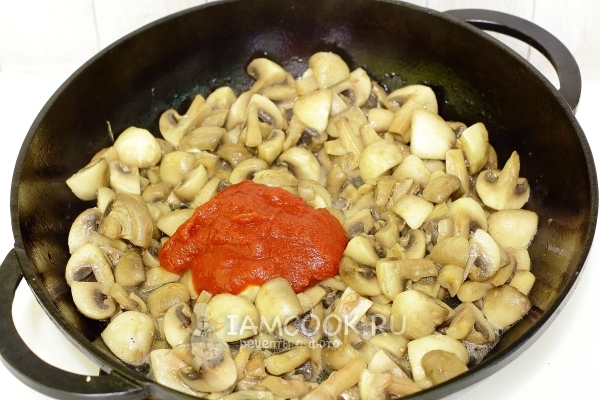 Положить томатную пасту