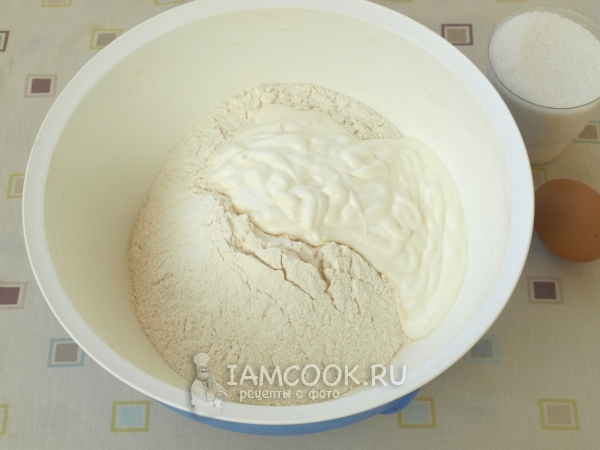 Смешать муку, разрыхлитель и сметану