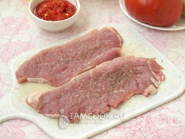 Посыпать мясо перцем и солью