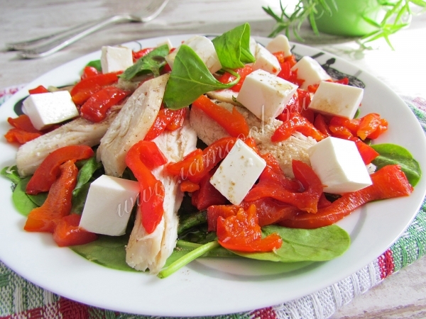 Салат из курицы и шпината