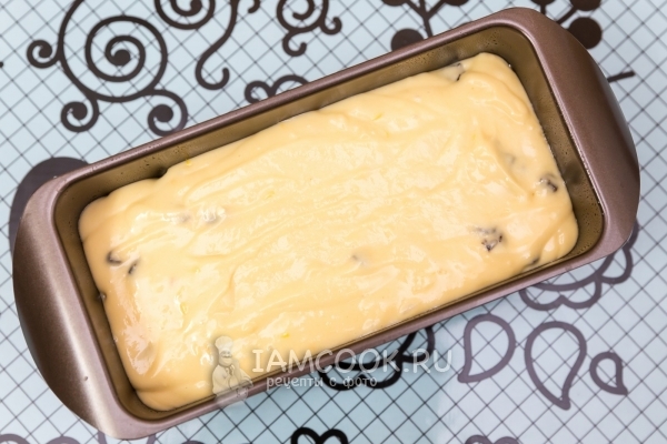 Выложить тесто в форму