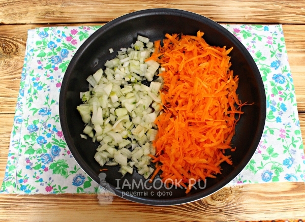 Обжарить лук и морковь