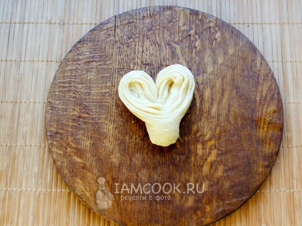 Сформировать из теста плюшку