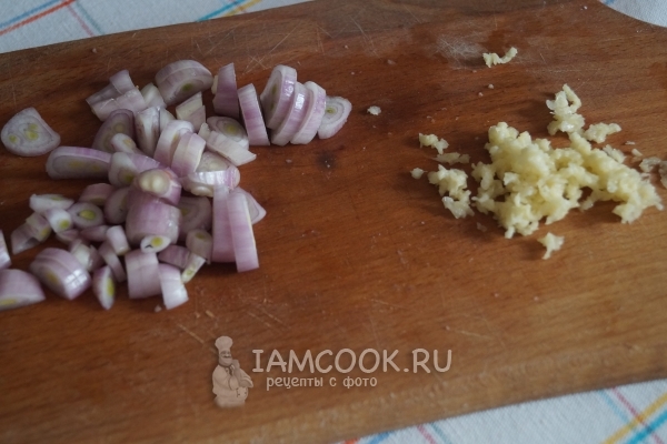 Измельчить лук и чеснок