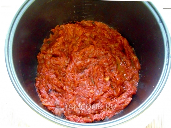 Положить томатную пасту