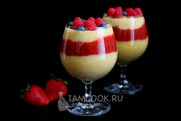 Фото десерта с манго, клубникой и чиа