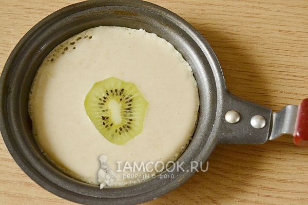 Положить на сковороду тесто с киви