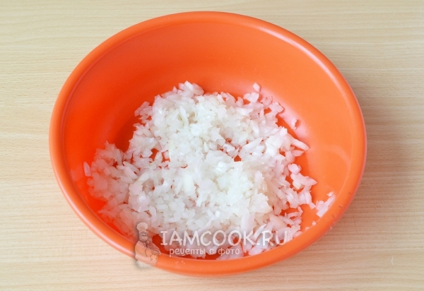 Нарезать мелко лук