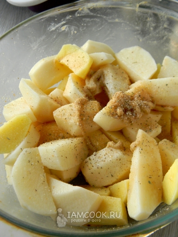 Добавить к картофелю горчицу, соевый соус и специи