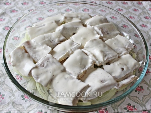 Полить рыбу соусом