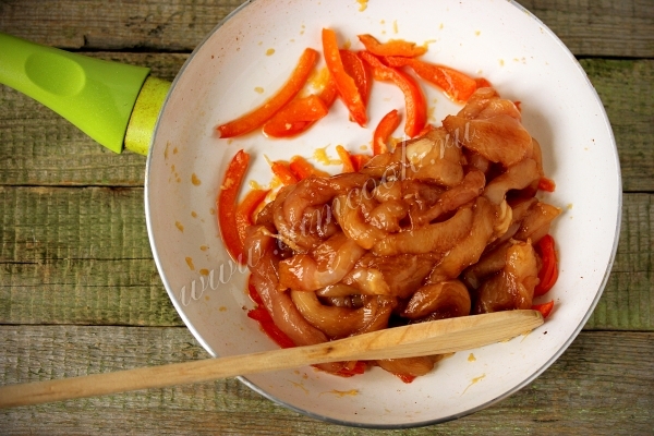 Добавить мясо на сковороду