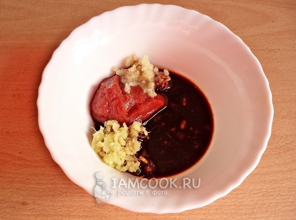 Смешать томатную пасту, чеснок, соевый соус и имбирь