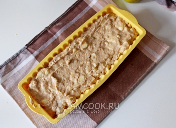 Переложить тесто в форму