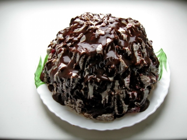 Полить торт глазурью