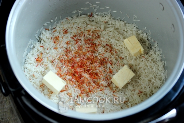 Добавить масло и шафран