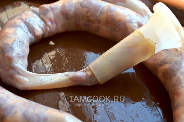 Начинить кишку мясом
