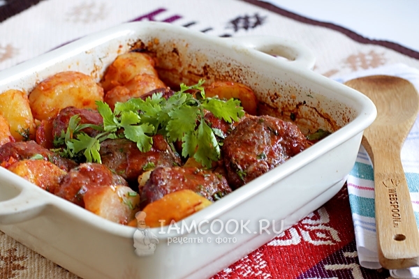 Фото котлет с картошкой в томатном соусом в духовке