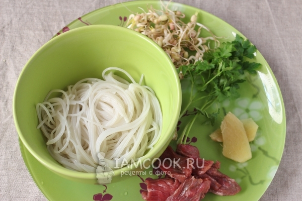 Положить в тарелку лапшу