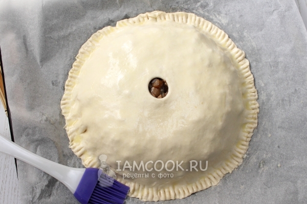 Накрыть курник тестом и смазать яйцом