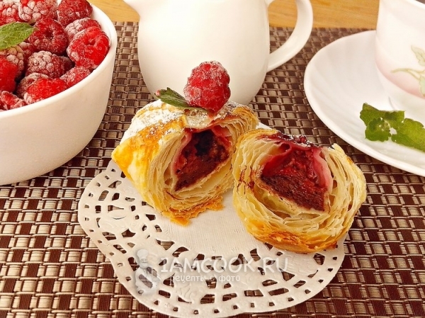 Рецепт слоек с малиной и шоколадом