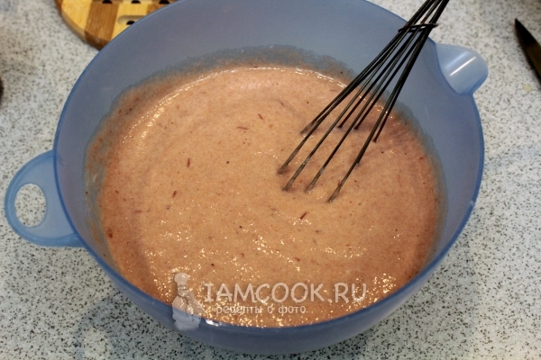 Размешать кефир с вареньем и яйцом