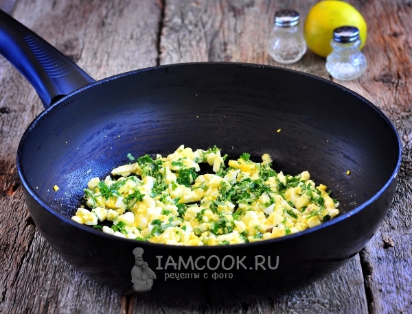 Добавить сок лимона, соль и перец