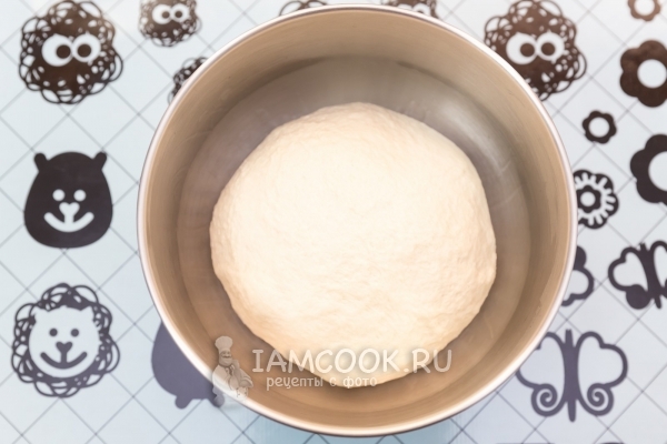 Положить тесто в миску