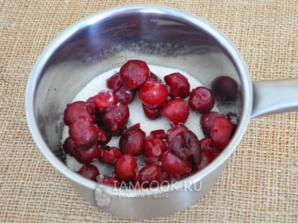 Смешать вишню с сахаром