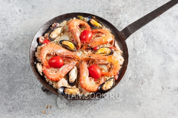 Положить мидии, креветки и помидоры