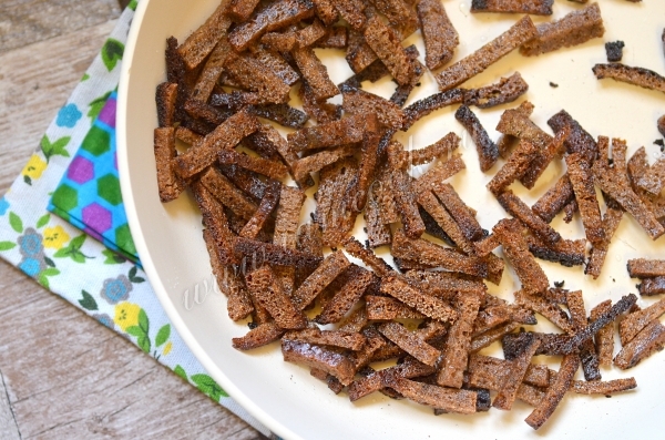 Обжарить ржаные сухарики