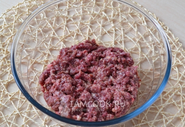 Положить фарш в миску