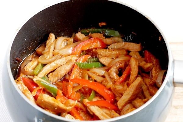 Приправить мясо с овощами, чесноком