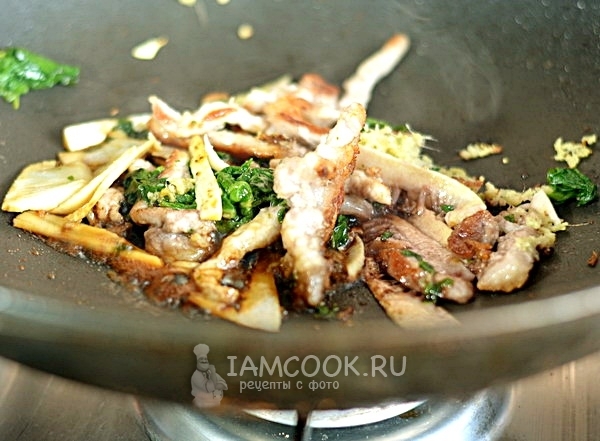 Влить соевый соус, вино и масло