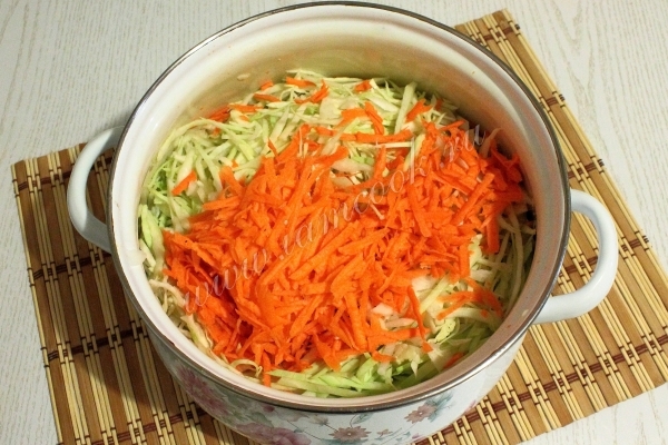 Добавить тертую морковь