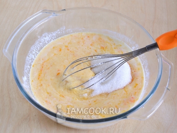 Взбить яйца с кефиром и сахаром