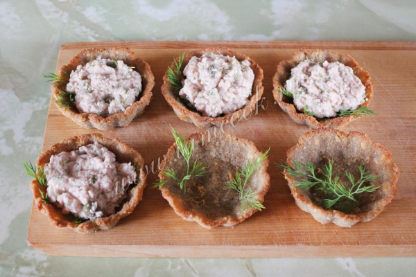 Готовим ржаные тарталетки с печенью трески