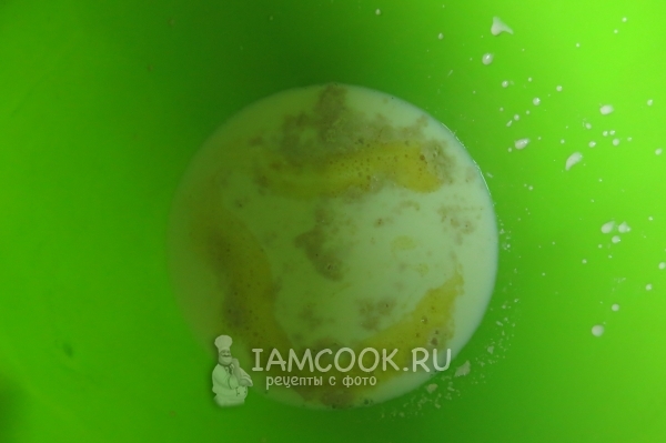 Добавить яйца с сахаром