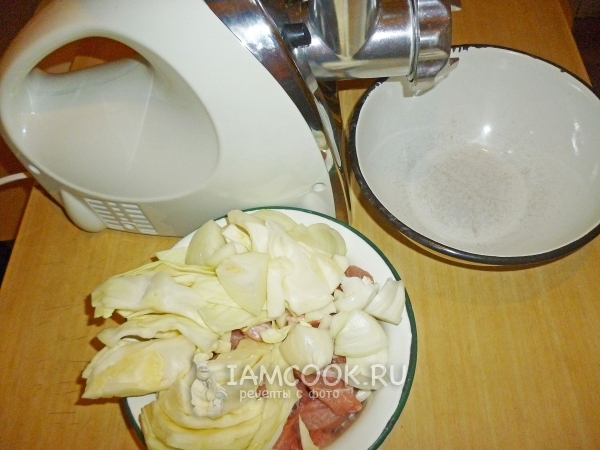 Перекрутить на мясорубке мясо, капусту и лук